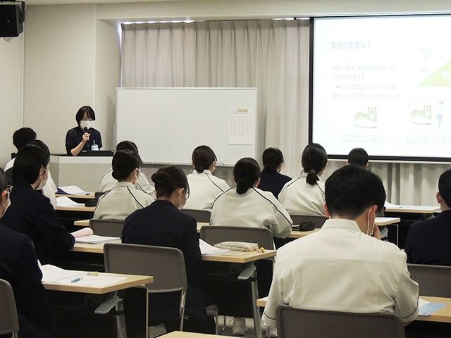 研修中の多目的室  