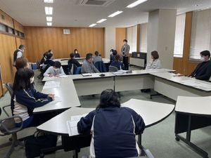 会議中の多目的室  