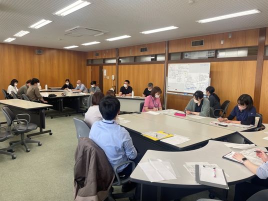 会議中の多目的室  