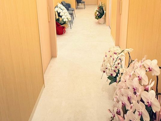 花飾りのある廊下  