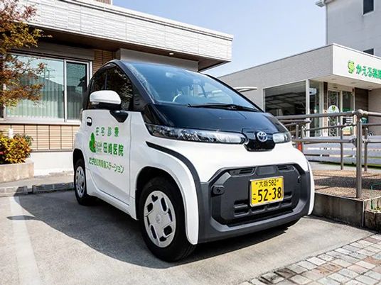 送迎車のある外観  