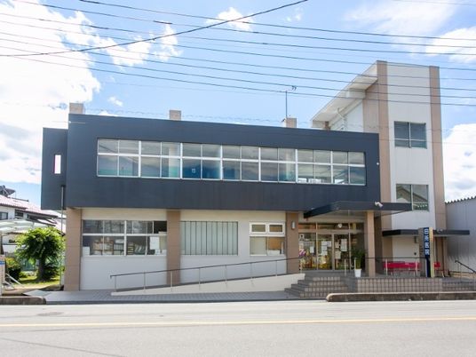 明るい外観の建物  
