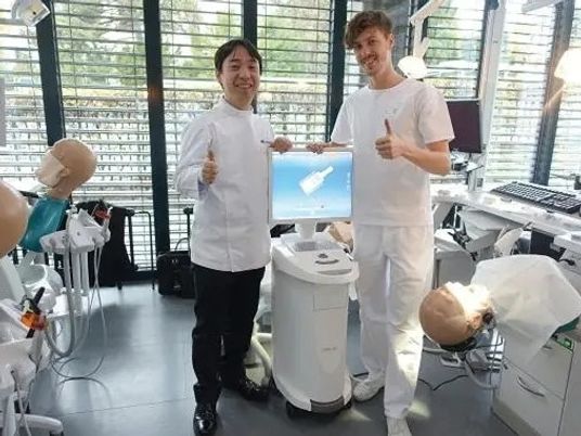 スタッフが並ぶ理美容室  