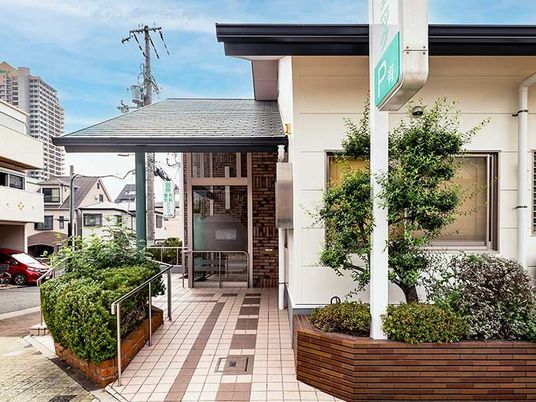 施設の玄関前外観  