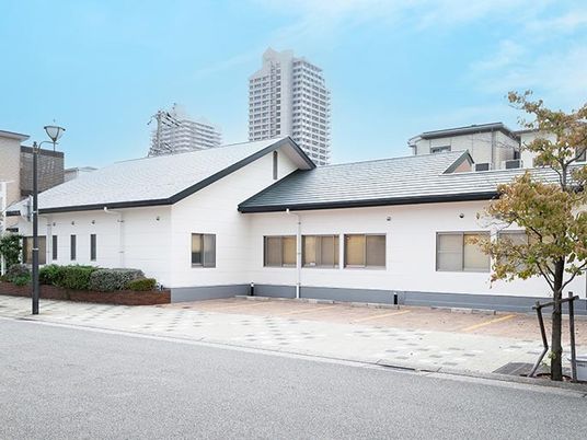 白い建物の外観  