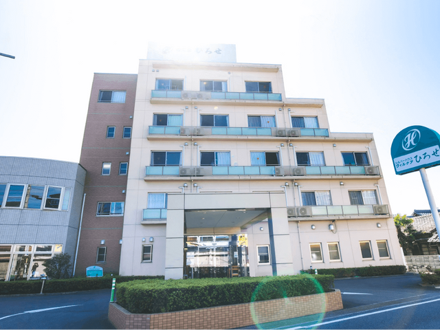 外観 外観 青い看板が目を引く建物の入口です。清潔感のあるデザインで、訪れる人を迎えます。