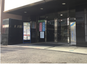 施設の正面入口  