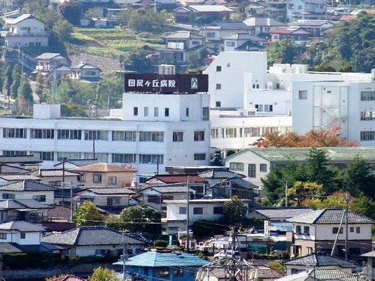 病院と住宅街の外観  