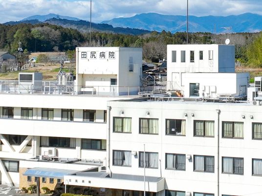 山々を望む病院外観  