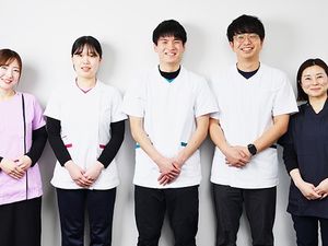 スタッフが並ぶ集合