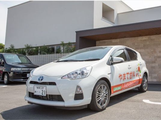 送迎車が並ぶ外観  