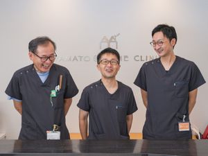 笑顔のスタッフ3人が並ぶ受付  