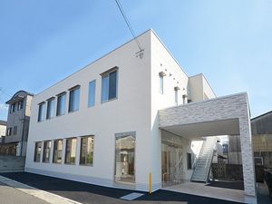白い外観の建物  
