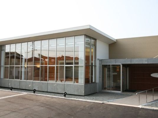 ガラス張りの建物外観  