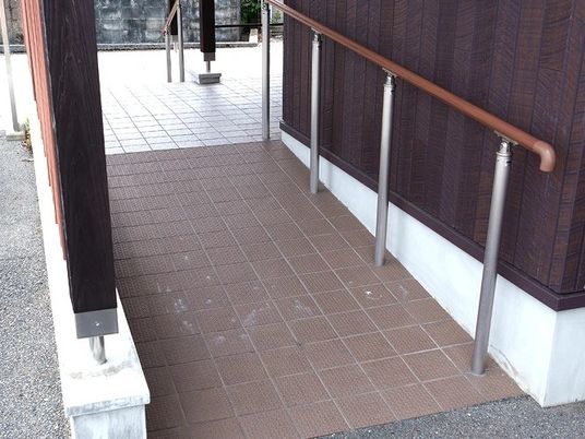 屋外の通路  