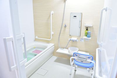 手すり付きの浴室