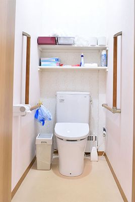 手すり付きのトイレ