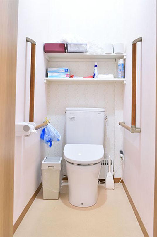 手すり付きのトイレ