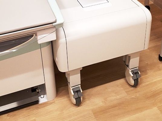 機器の脚元の廊下  