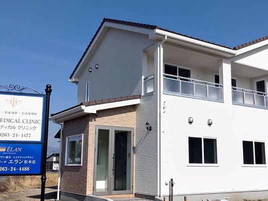 白い建物の外観  