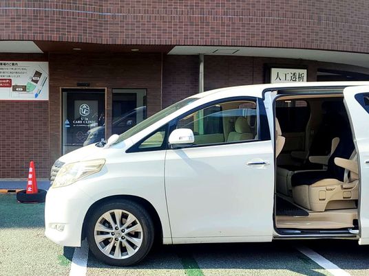 送迎車と人工透析の入口  