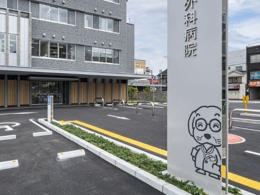 病院前の駐車場外観  