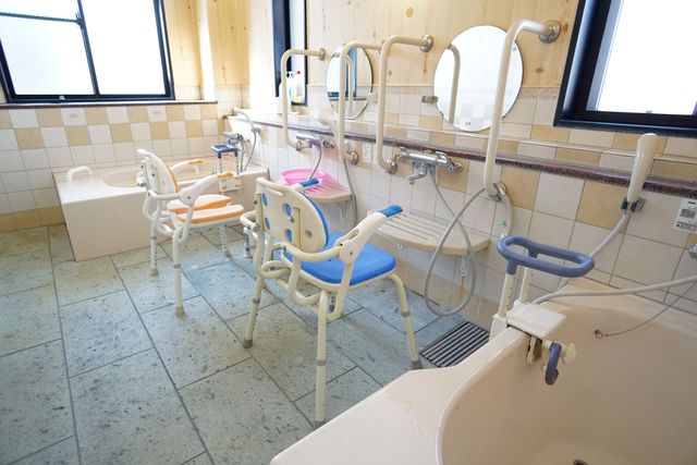 バリアフリーの浴室設備 浴室 手すり付きの広々とした浴室は、安全に利用できる配慮がされています。身体の不自由な方も安心してご使用いただけます。