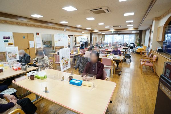 広々とした食堂の様子