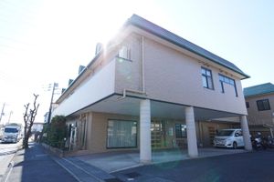 明るい外観の建物エントランス