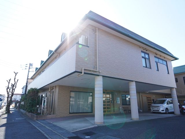 明るい外観の建物エントランス 外観 日差しが溢れる開放的なエントランスです。訪れる方々を心地よく迎えるための設計となっております。