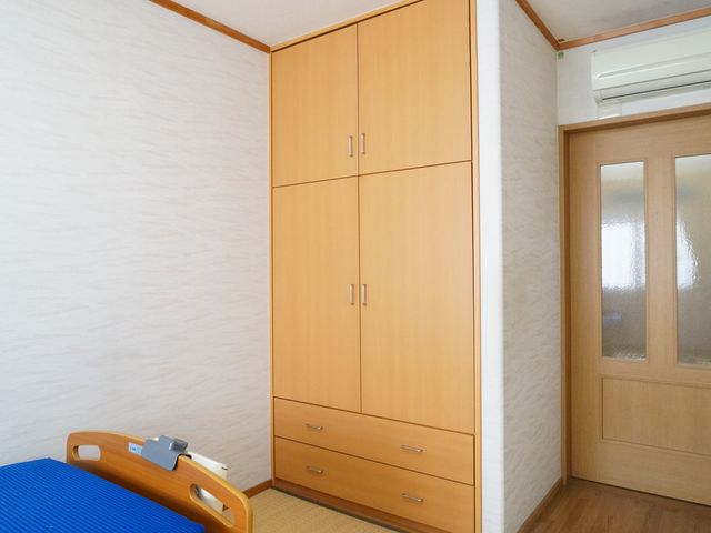 居室のクローゼットとベッド 居室 ゆったりとくつろげる居室の一角です。整理しやすい広々としたクローゼットと、安心感を提供するベッドが備え付けられています。