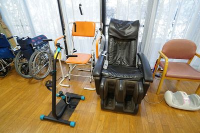 機能訓練機器と車いす