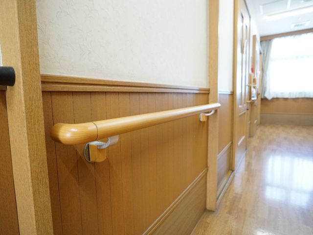 安全手すり付きの廊下 廊下 手すりが整備された温かみのある廊下です。安心して歩ける設計で、快適な勤務環境が整っています。