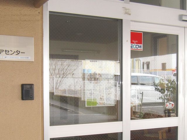 看板のある入口 エントランス ゆったりとした入口は訪れやすくしています。大きなガラス扉で明るく開放的な印象です。