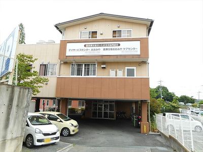 駐車場のある外観