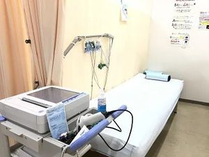 機能訓練用ベッドのある室内  