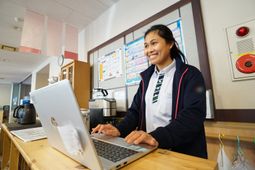 笑顔のスタッフとデスク