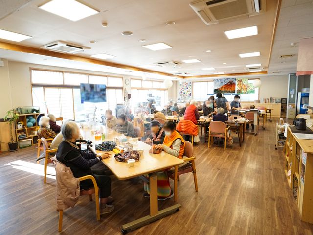 活動的なダイニングルーム 共有スペース 様々な活動が行われる広々とした食堂です。一緒に過ごす時間を楽しむ様子が伝わってきます。
