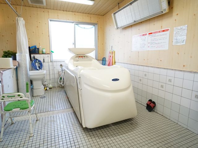 快適な設備の浴室 浴室 ゆったりとしたスペースに最新の設備が整い、安心してくつろげる洗い場です。清潔感溢れる空間で、日々のお手入れをサポートします。
