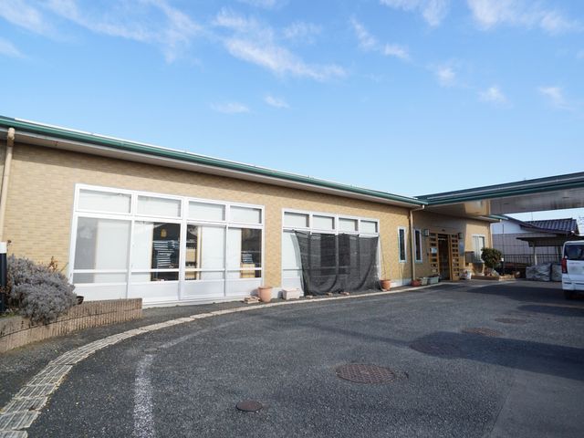 明るい日差しの外観 外観 ゆとりある駐車スペースを備えた快適な施設です。安全に配慮された造りで、日々の業務を支える環境が整っています。