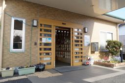 明るいエントランス外観