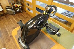 機能訓練室のトレーニング器具