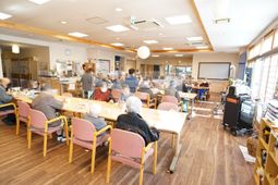 明るい食堂の様子