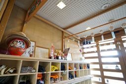 玄関の靴箱と飾り棚