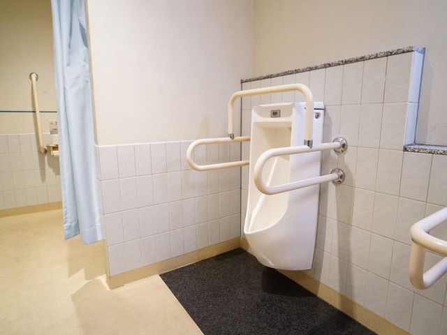 バリアフリートイレ トイレ 安心してご利用いただける手すり付きの清潔なトイレ空間です。利便性と安全性を考慮した設計になっております。