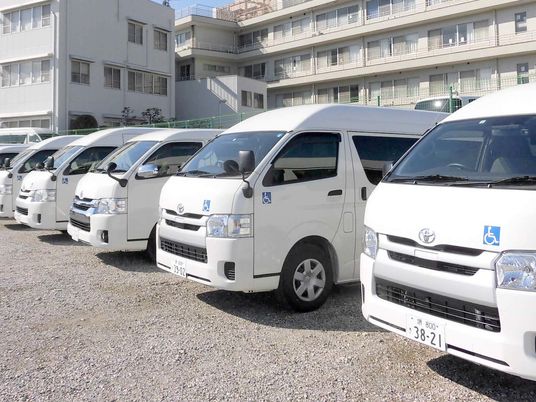 送迎車が並ぶ外観  