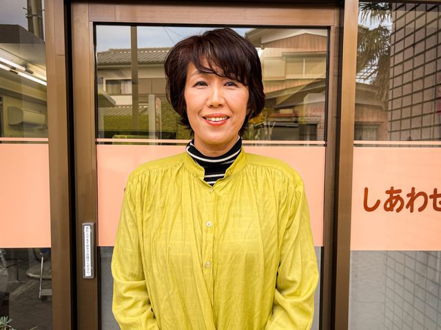 明るい笑顔のスタッフ スタッフイメージ 笑顔で迎えてくれる職員がいる、温もり溢れる空間です。安らぎと活気に満ちた環境をご提供します。