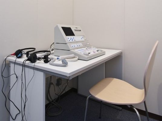 機器と椅子のある機能訓練室  