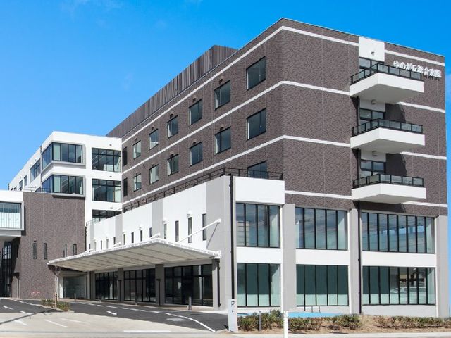 介護施設の外観 外観   大きな窓と白い外壁が印象的な建物です。明るく開放的な雰囲気で、働く場としても清潔感があります。