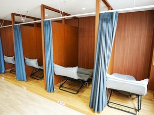 機能訓練用ベッドの並ぶ室内  